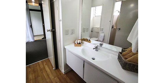 Ground Floor Beachfront Apartment bathroom